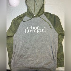 GRAPHIC SWEATERS/HOODIES